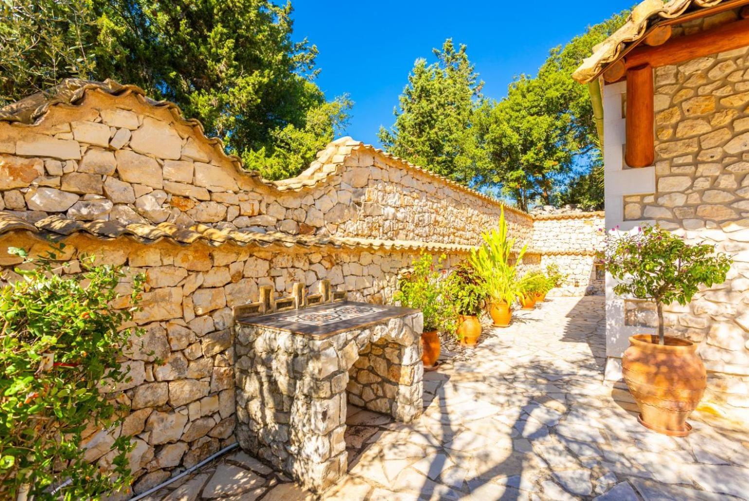 Nionios Villa *